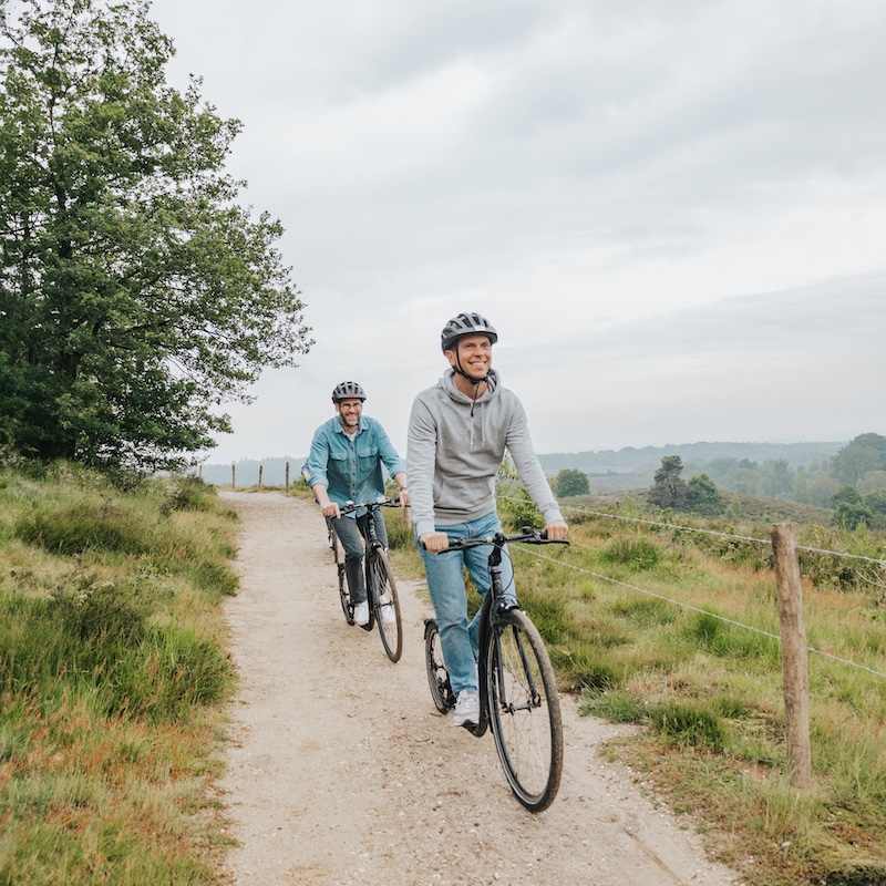 Samen kickbiken op de Veluwe